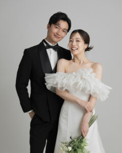 タキシードの新郎とウェディングドレスの新婦がブーケを持って寄り添うフォトウェディング|磐田のシイキ写真館本店ハウス&ガーデン